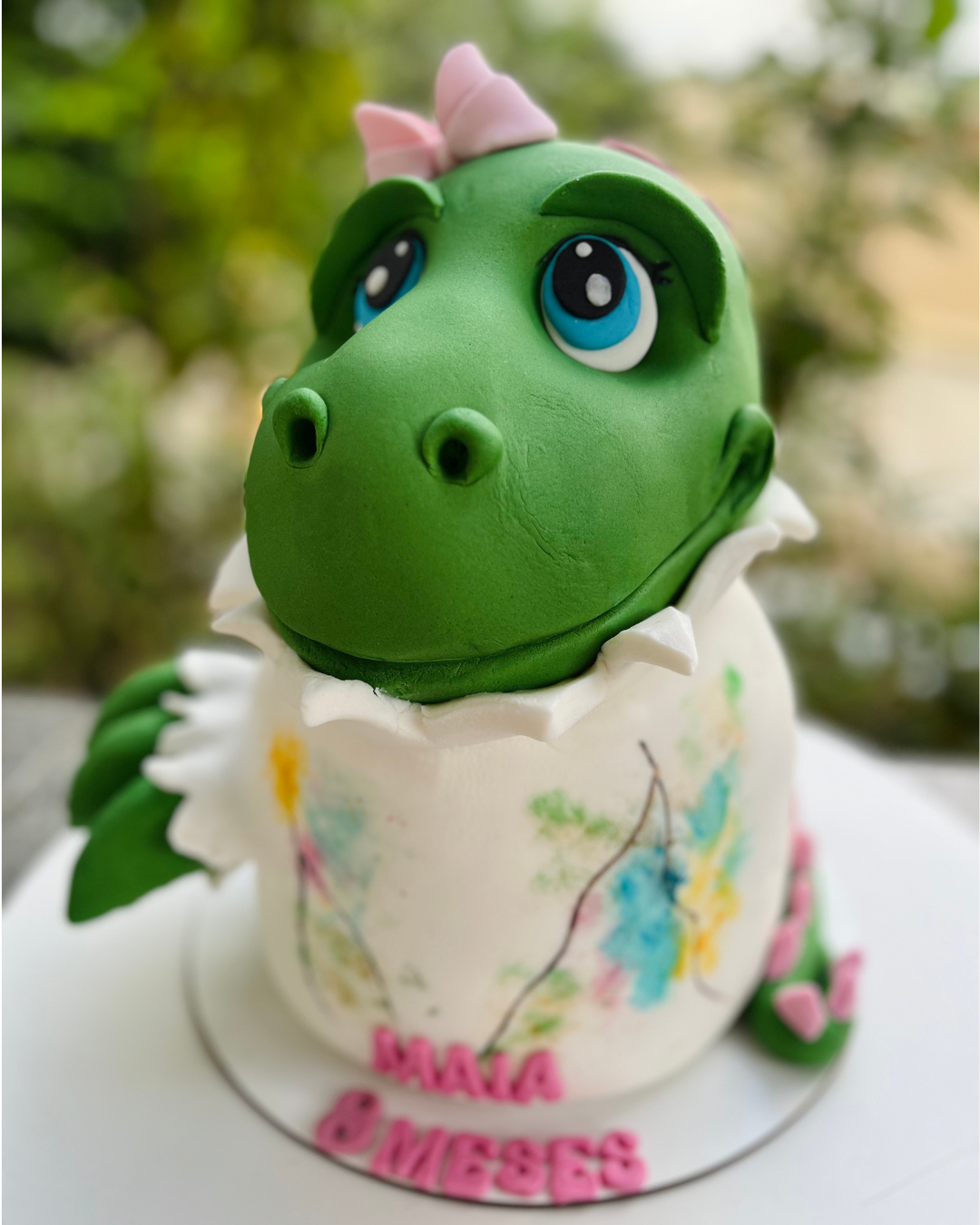 Bolo personalizado com pasta americana no tema Dinossauro