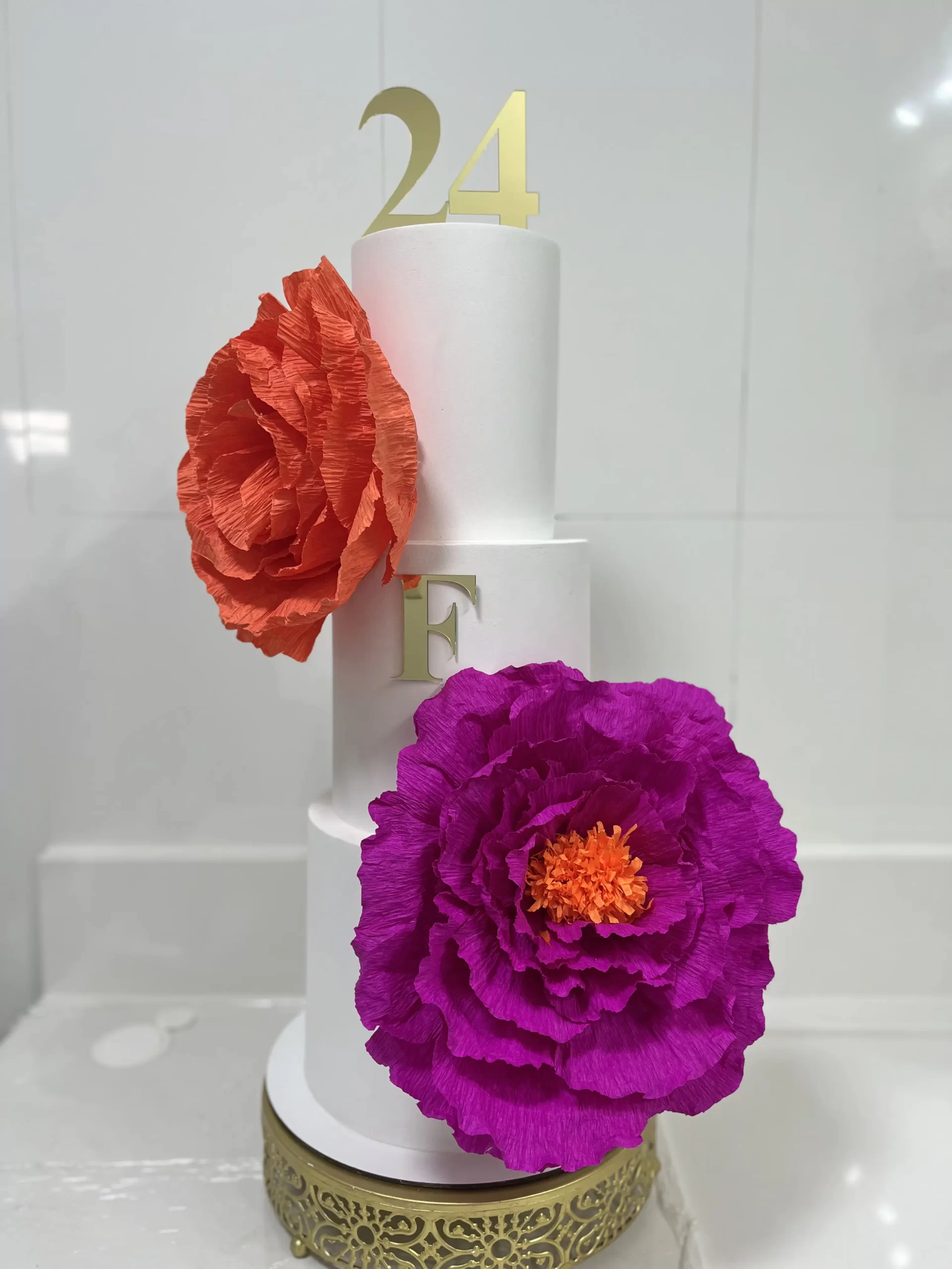 Bolo fake branco com flores gigantes de papel crepom coloridas para 15 anos.