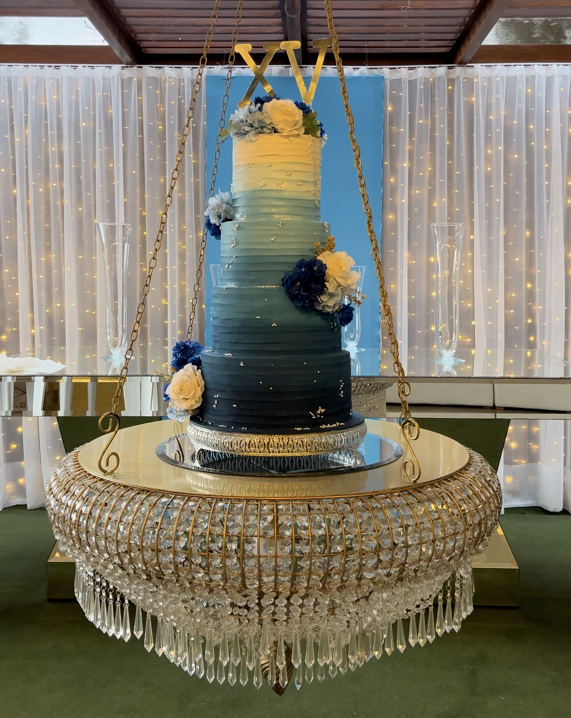 Bolo fake azul degradê com base dourada estilo chandelier – aluguel no ES