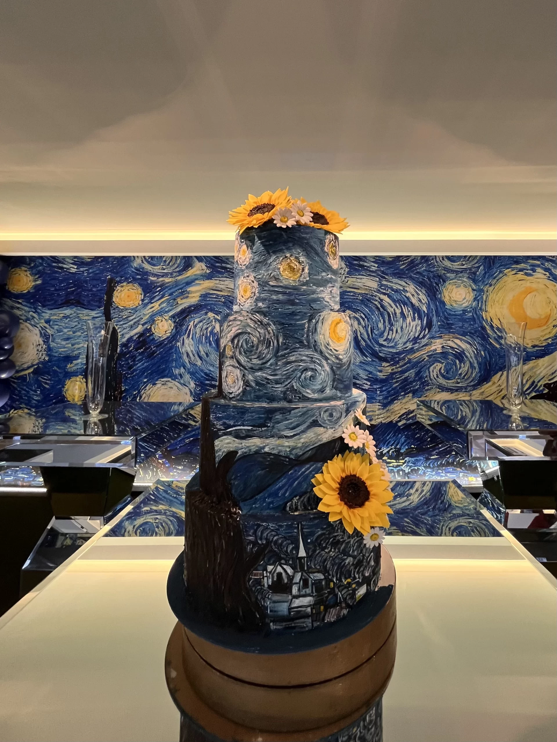 Maquete bolo artístico inspirado na Noite Estrelada de Van Gogh com girassol – 15 anos
