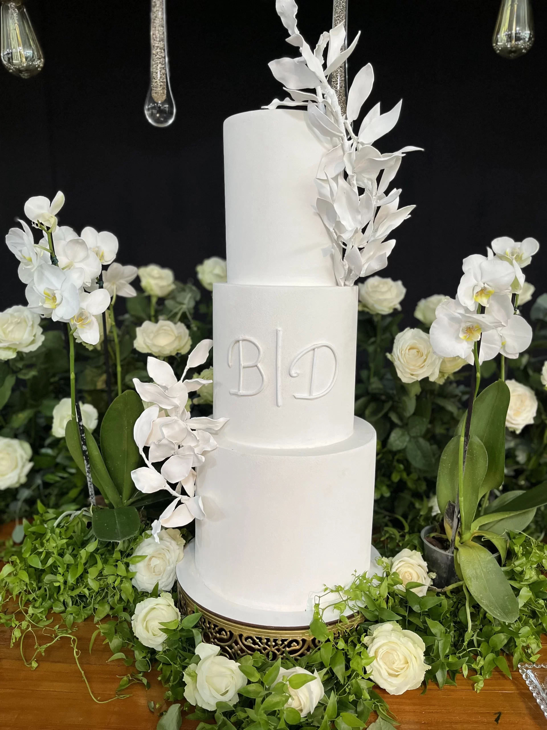 Bolo cenográfico branco com monograma e orquídeas brancas para casamento no ES