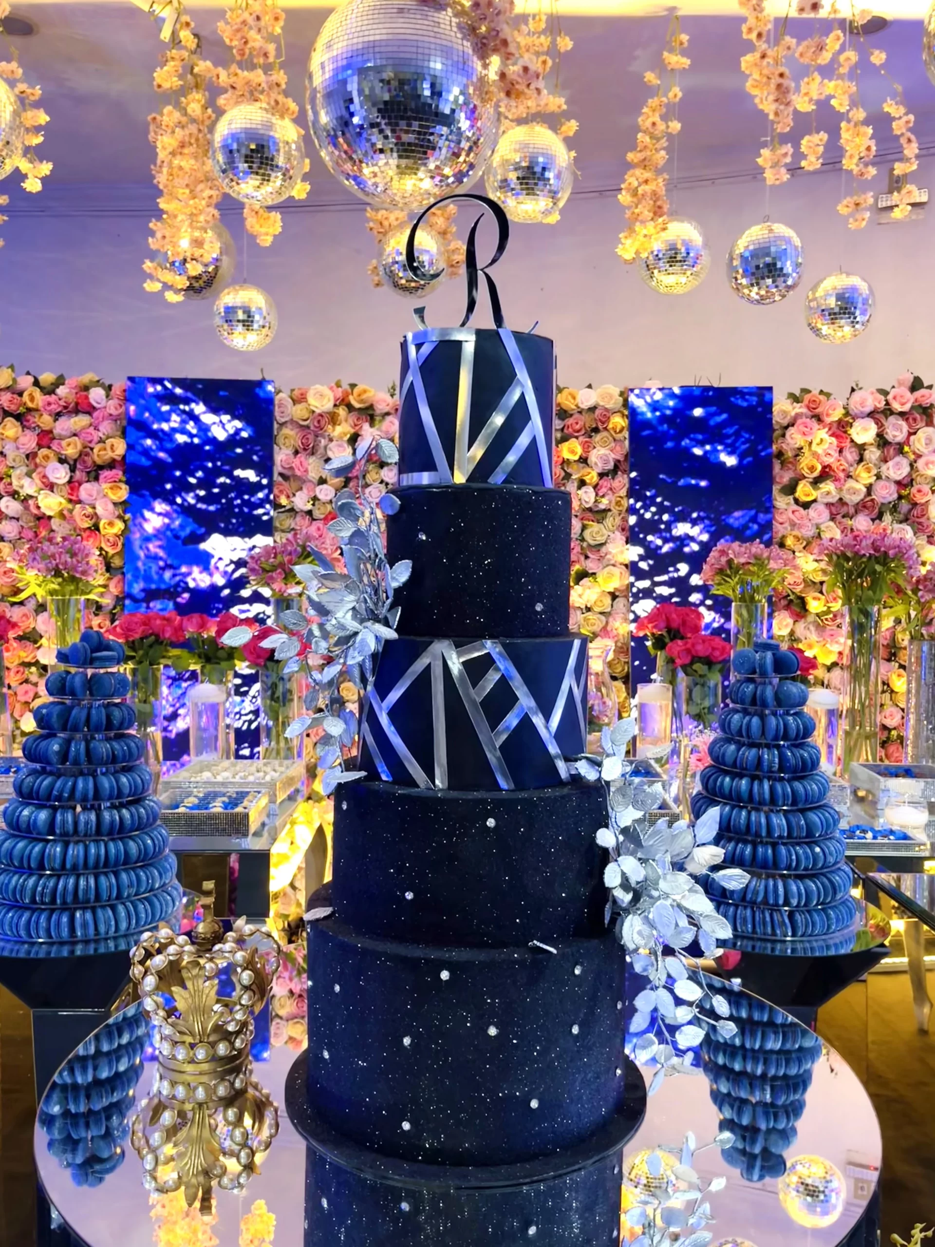 Bolo fake azul marinho com monograma dourado e detalhes ruffle para 15 anos