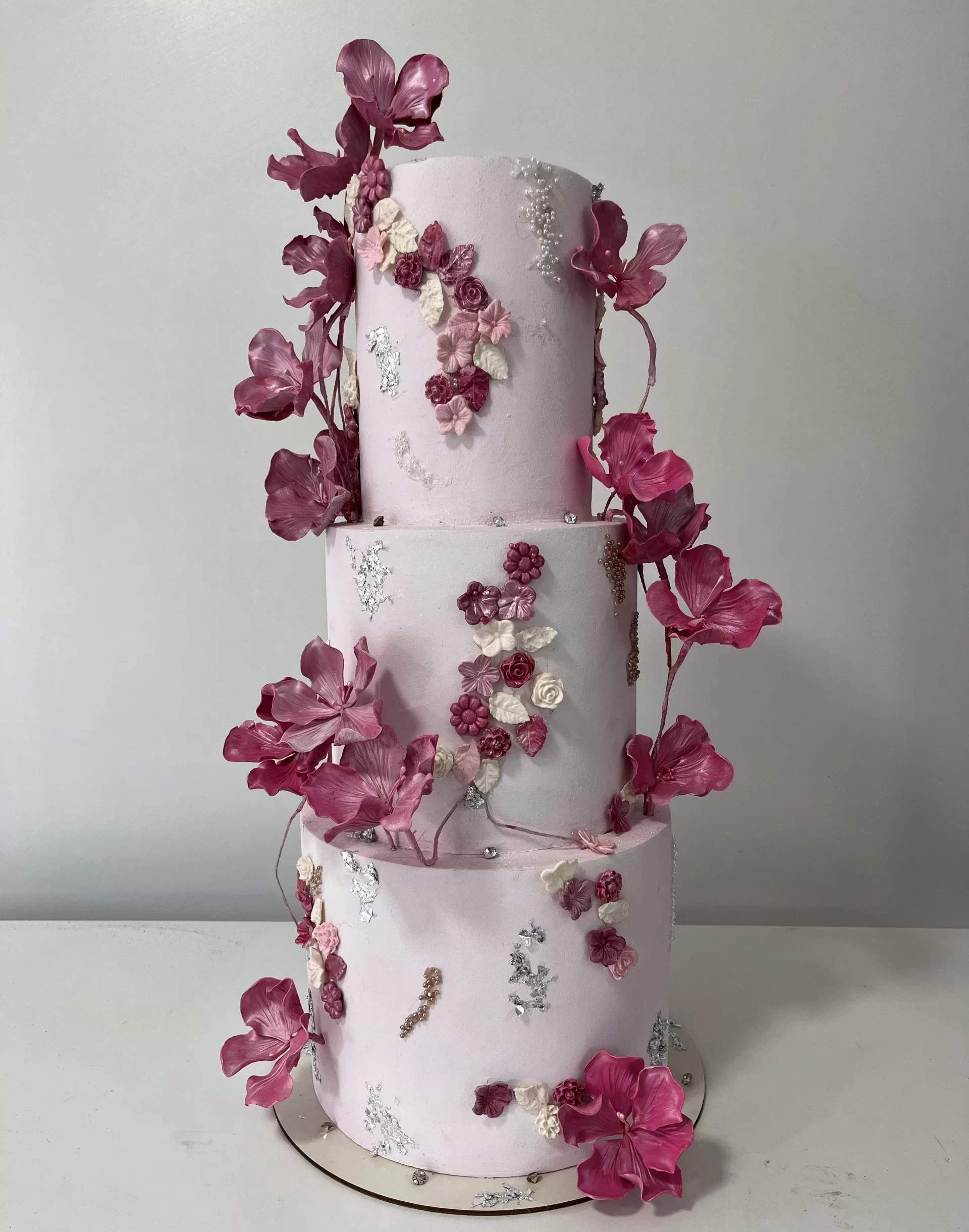 Maquete bolo branco com cascata de flores rosas realistas modeladas à mão – 15 anos