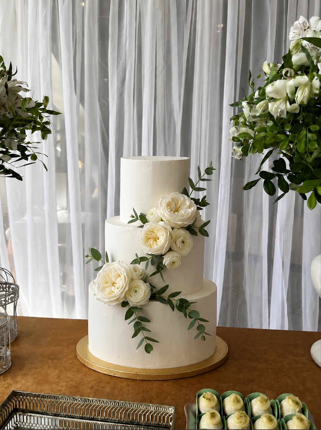 Bolo fake branco 3 andares com rosas brancas e eucalipto – aluguel casamento ES