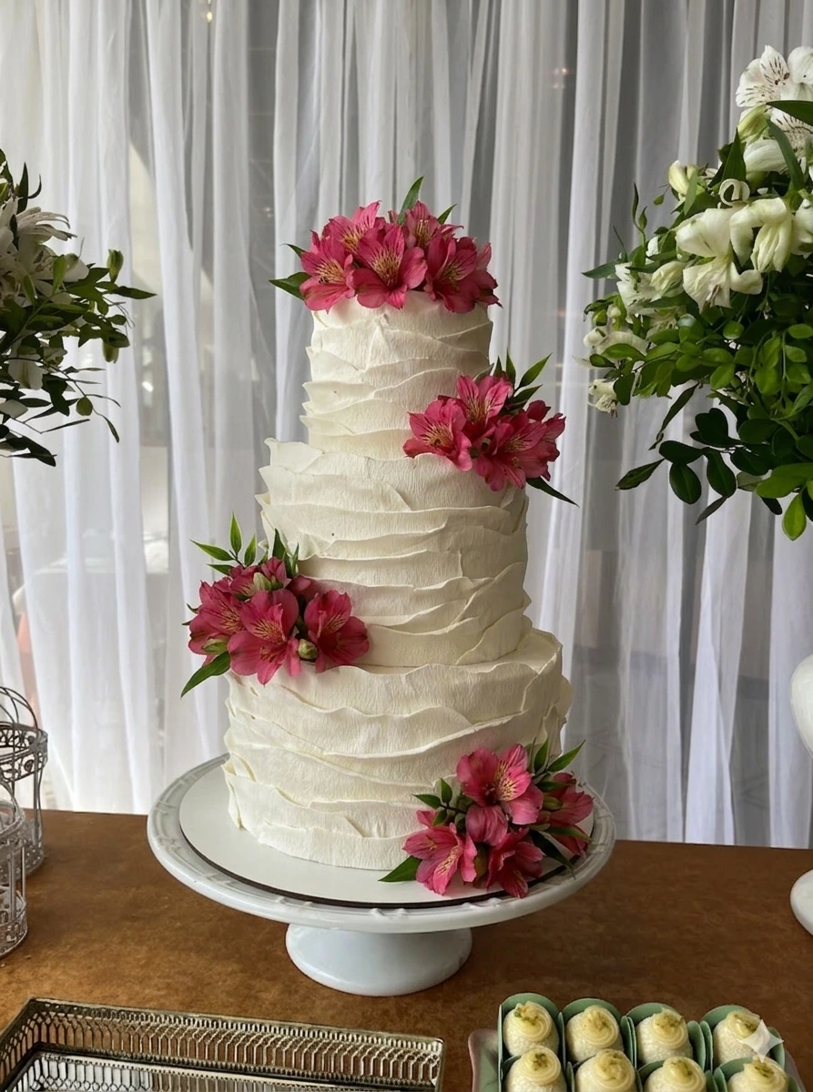 Bolo fake branco ruffle 3 andares com astromélias pink – casamento rústico ES