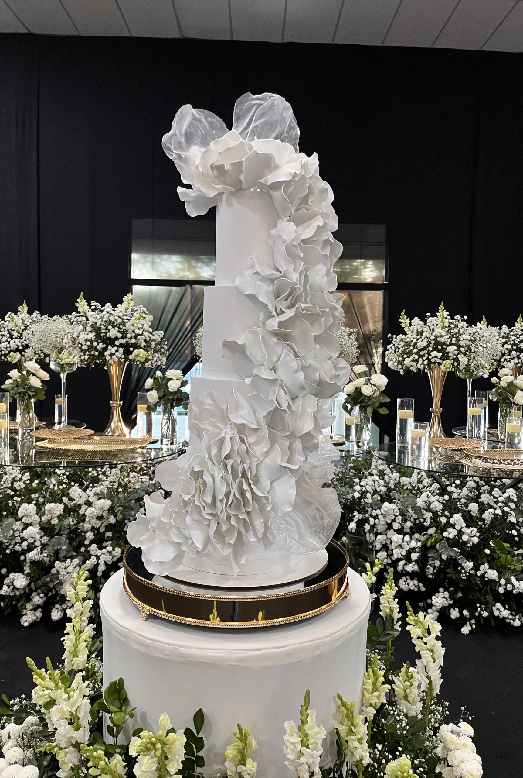 Bolo fake branco com cascata dramática de pétalas esculpidas estilo alta costura – casamento ES