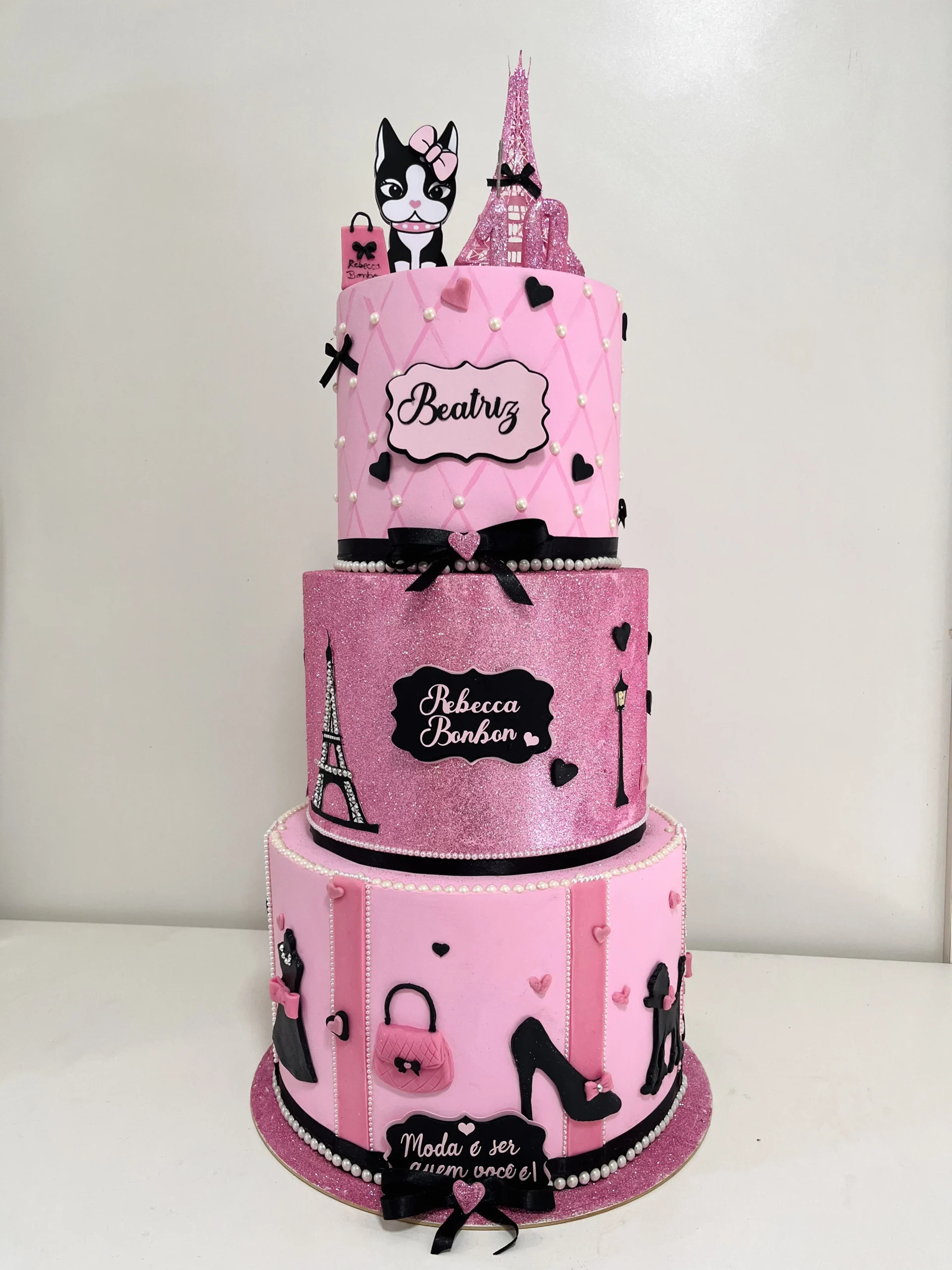 Bolo fake tema Rebeca Bonbon, rosa e preto, com Torre Eiffel e ícones de moda – aniversário infantil ES