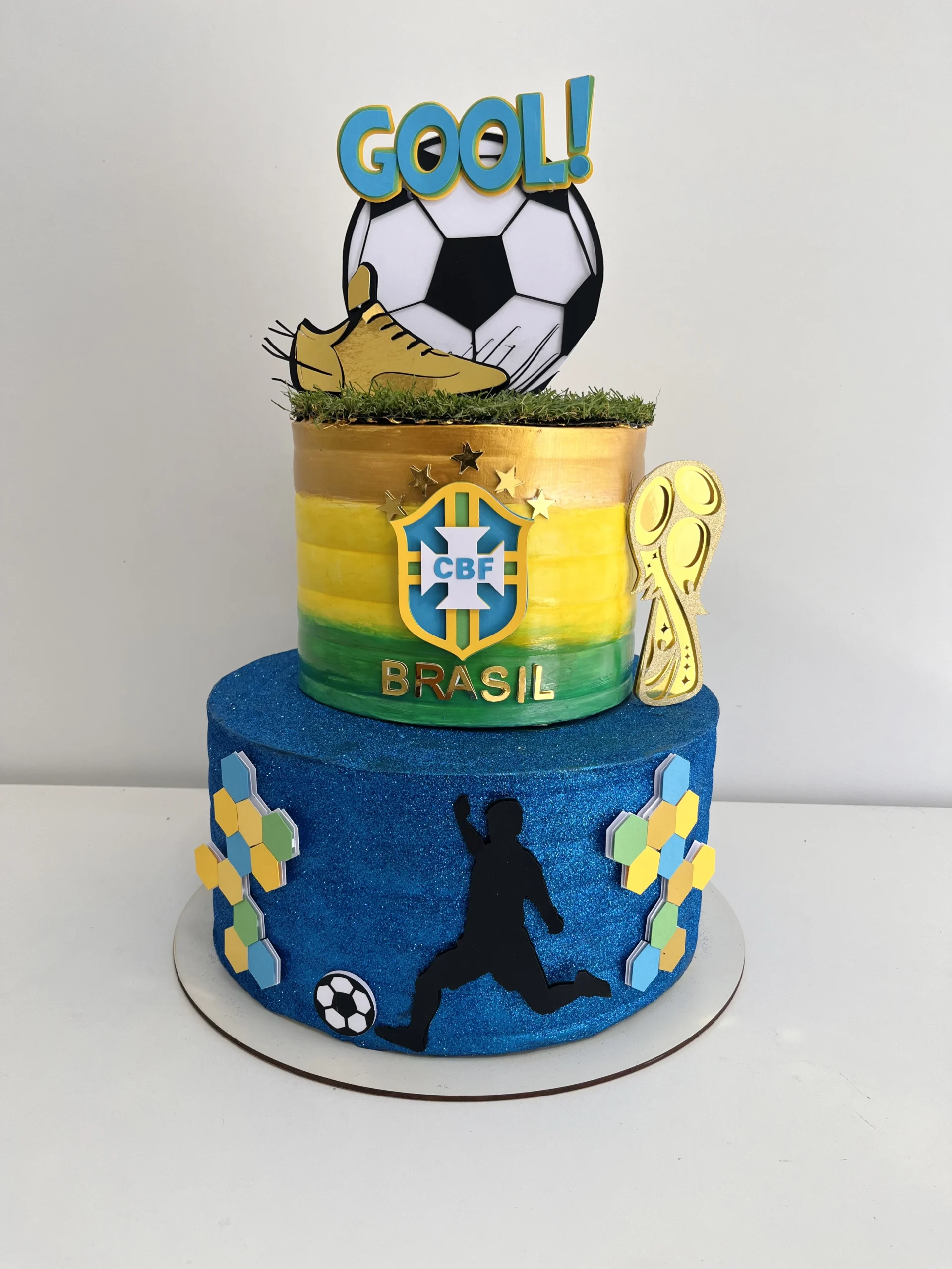 Bolo fake tema futebol Seleção Brasileira, com escudo da CBF e topo Gool! – aniversário infantil ES